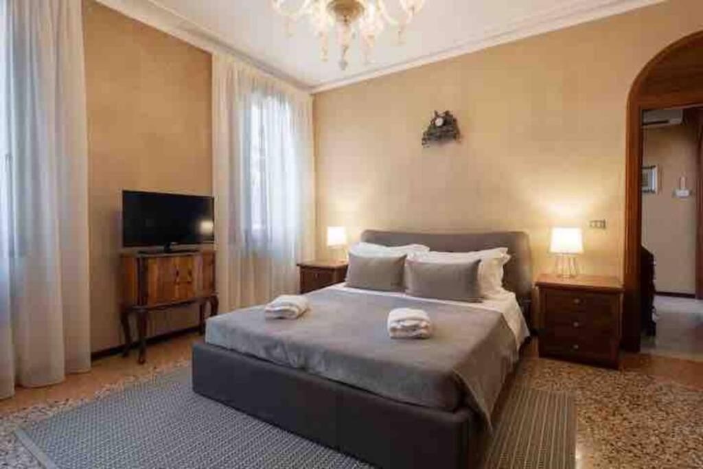 Ca' Pesaro Rooftop Terrace Apartment. * Venedig